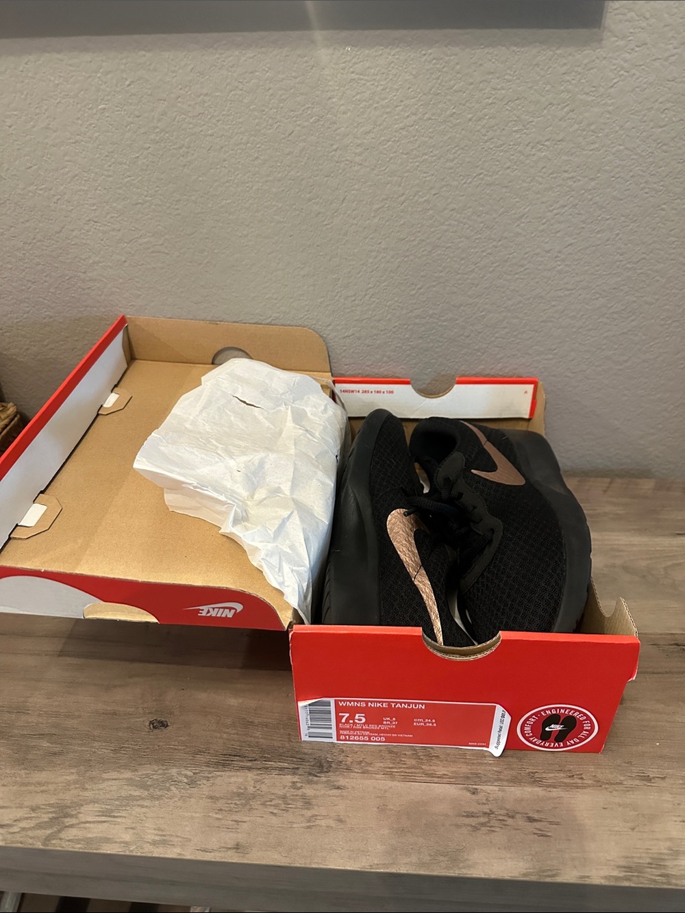 Womens Nike Tanjun Shoes - Picture 7 of 8